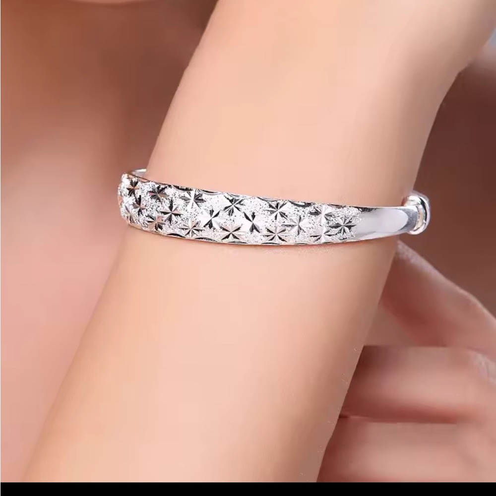 925 Sterling Silver Diamond Cut Bracelet - Picture 4 of 10